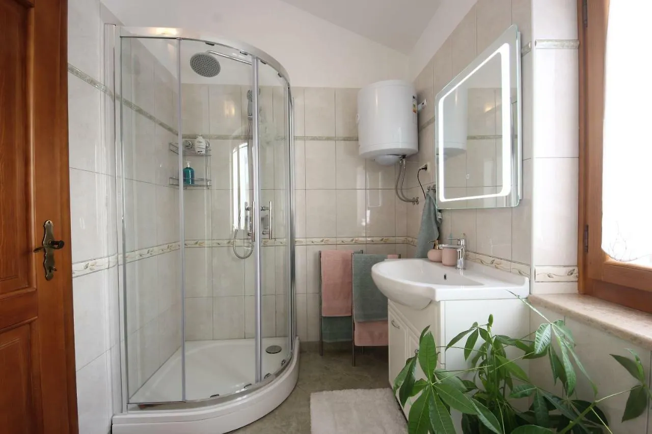 Apartment Parenzana, Little Row House With Big Green Yard In Central Istria Rakotule
